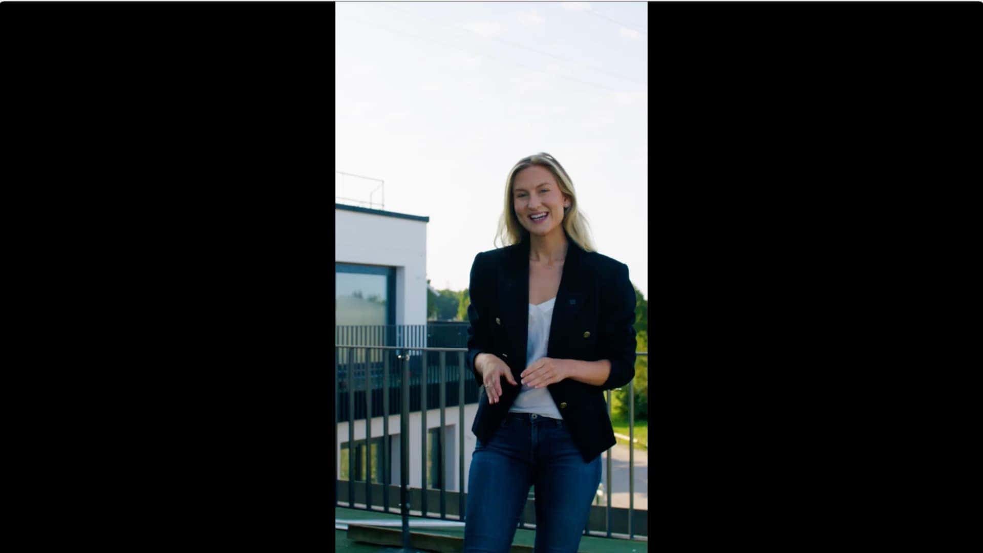 Video Thumbnail - Sprecherin auf Dachterrasse Menzinger Duo